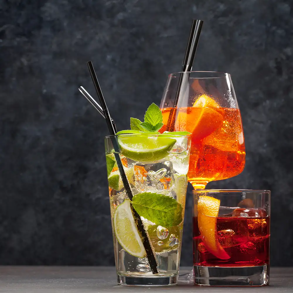 Drei klassische Cocktailgläser
